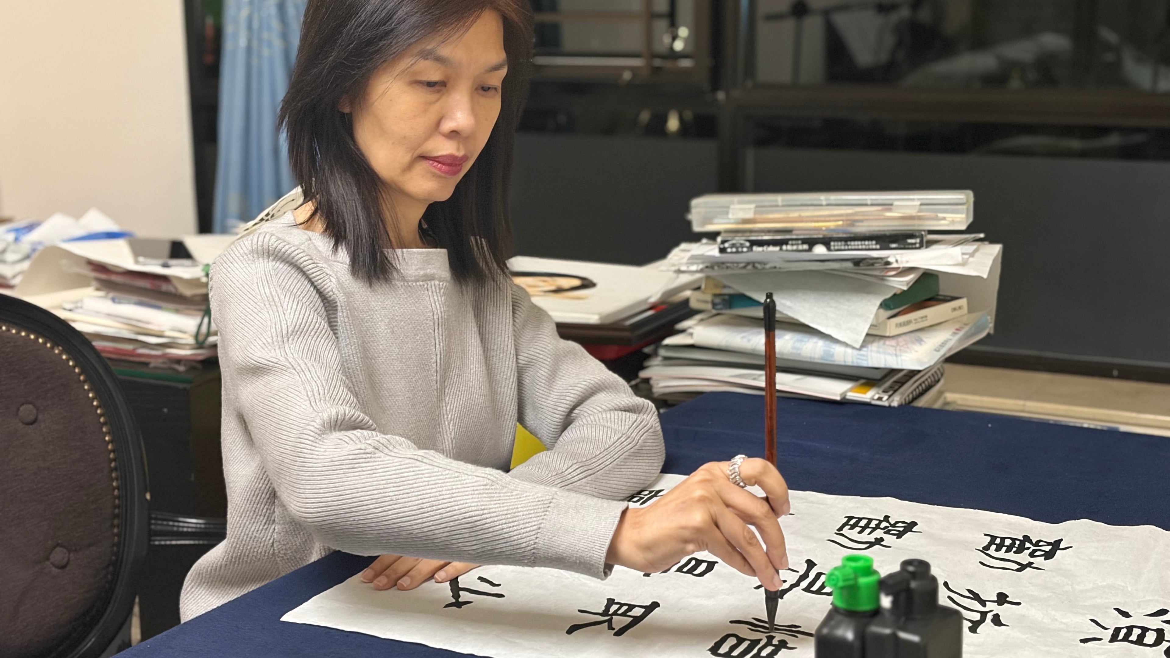 藝術家朱寳兒在練習書法